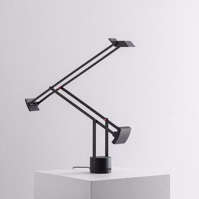 Artemide Tizio Lampada da tavolo LED dimmabile in metallo nero