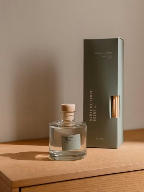 Diffusore di fragranza a bastoncini Mikado Verte de Terre Kenay Home con flacone in vetro trasparente da 8 l