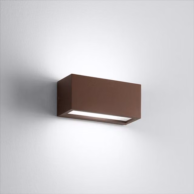 Applique da esterno Isy EST Metrò con tecnologia LED, design moderno rettangolare in metallo, disponibile in bianco, nero o marrone, ideale per giardino, balcone e terrazza