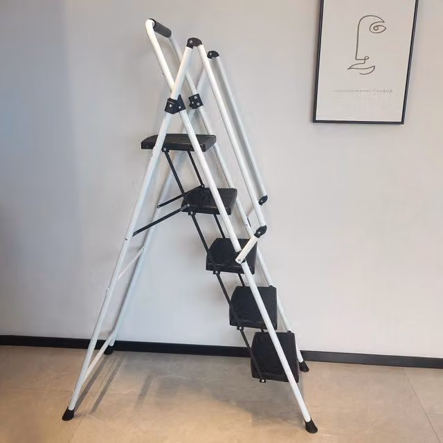 Scala pieghevole OkMyHome a 5 gradini in acciaio con pedali antiscivolo e maniglia, disponibile in bianco o nero