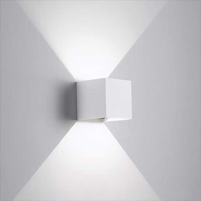 Applique da esterno Isy Cube in alluminio bianco con tecnologia LED e orientamento up/down IP54