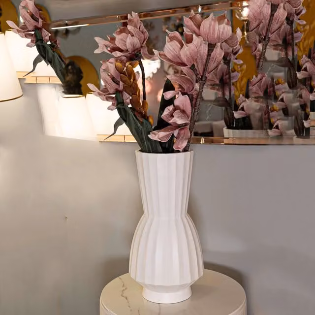 Vaso Daranita in ceramica bianca con lavorazione scanalata e design moderno, forma rotonda, H: 50,0 cm, L/P: 16,5 x 16,5 cm