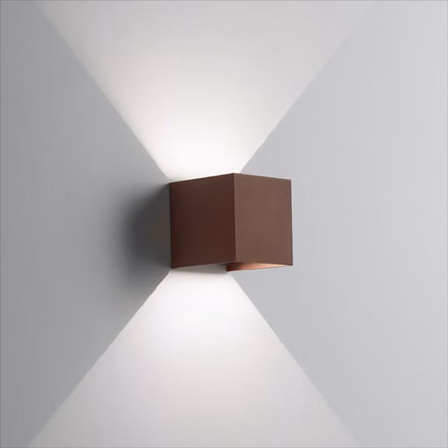 Applique da esterno Isy Cube in alluminio con LED up/down, colore marrone