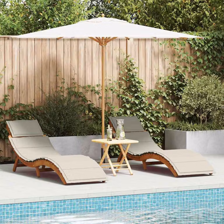 Set di 2 lettini prendisole vidaXL in legno di acacia con cuscini bianchi e beige per giardino e terrazza