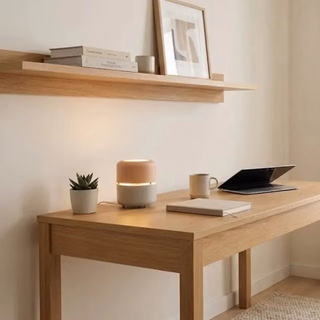 Lampada da tavolo LED Script Duzzle in metallo nero e grigio con luce bianca calda