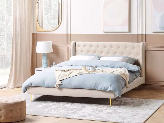 Letto matrimoniale Beliani in velluto beige con struttura imbottita L: 180 cm, P: 200 cm, H: 106 cm
