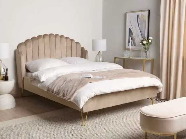 Letto matrimoniale Beliani in velluto beige e marrone con testiera a conchiglia e gambe in metallo L/P/H: 140 x 200 cm