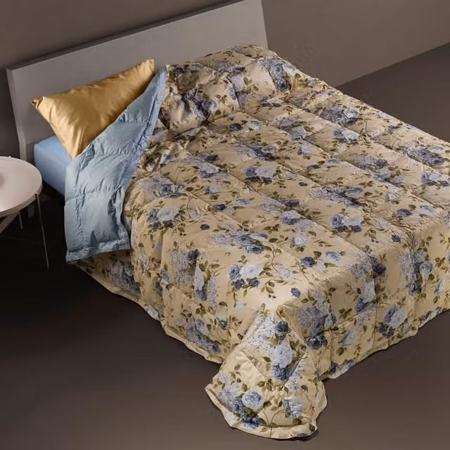 Trapunta in piuma DaunenStep con fantasia floreale multicolore, traspirante e termoregolatrice