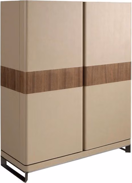 Credenza alta Angel Cerdá S.L. in noce e similpelle beige con dettagli in acciaio lucido per la tua zona pranzo