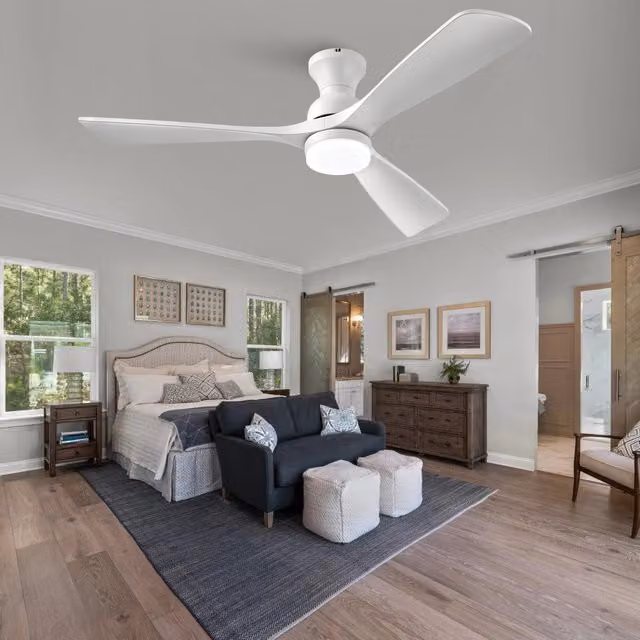 Ventilatore da soffitto con luce LED e telecomando, pale in legno e struttura bianca