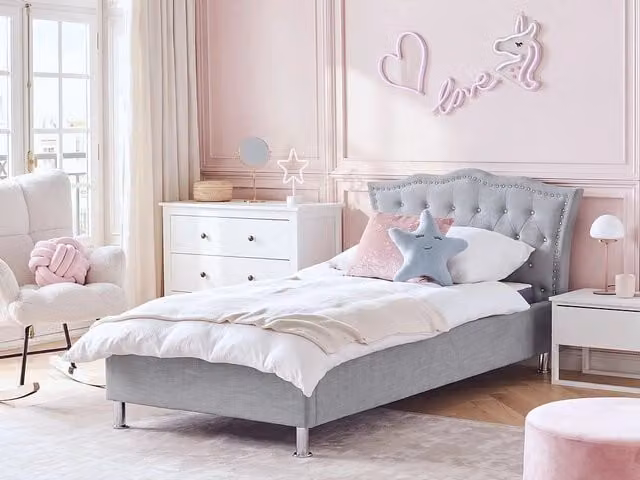 Letto singolo Beliani in tessuto imbottito grigio con decorazione a bottoni di cristallo e rete a doghe in legno, L/P/H: 90 x 200 cm