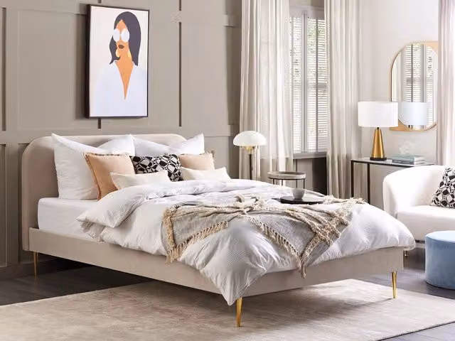 Letto King Size BELIANI in velluto beige con gambe dorate e rete a doghe in legno, design minimalista, L/P/H: 180 x 200 x 109 cm