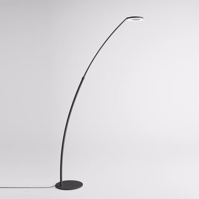 Lampada da terra ad arco Gea Ring con tecnologia LED dimmerabile e altezza regolabile, disponibile in bianco o nero