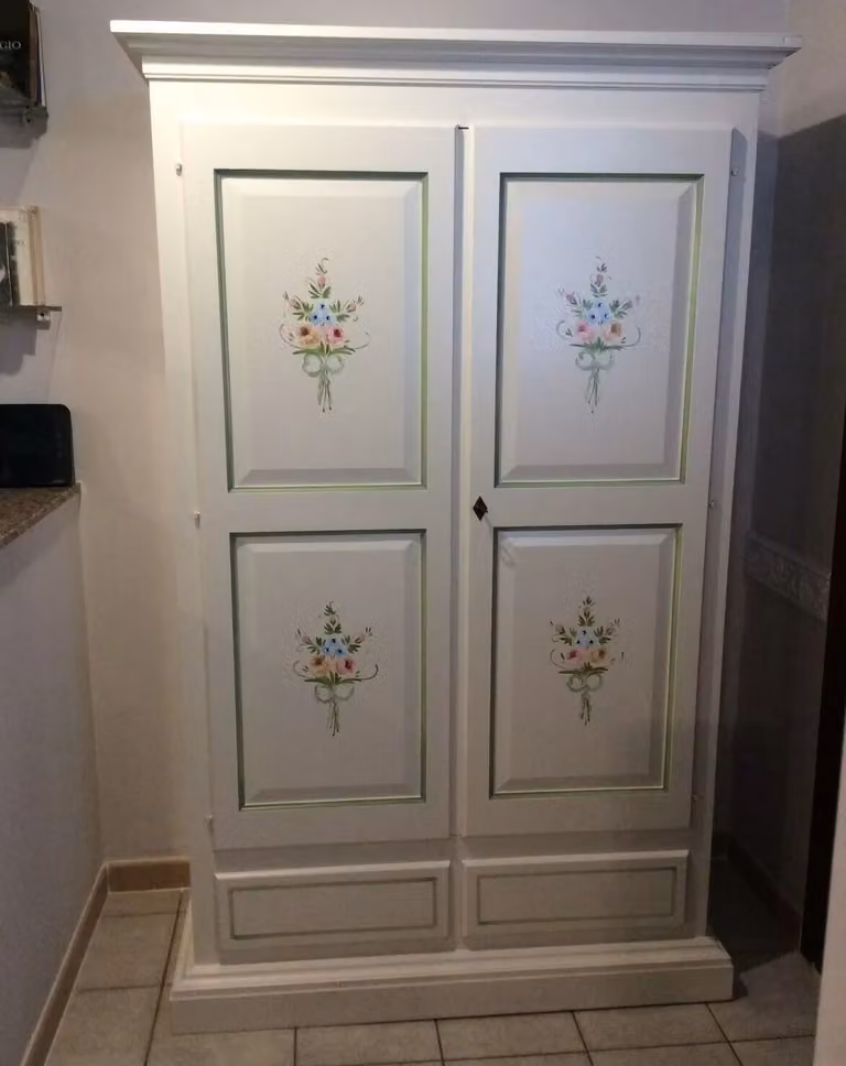 Armadio Arte Povera Mobili 2G in Legno Bianco Decorato con Motivo Floreale, 2 Ante, L: 125 cm, P: 61 cm, H: 200 cm