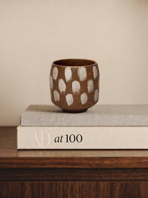 Piccola lampada da tavolo Masai Kenay Home in ceramica bianca e marrone con design astratto e forma rotonda
