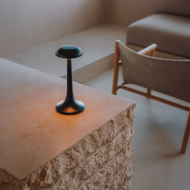 LedsC4 Portobello Lampada da tavolo ricaricabile LED nera dimmabile con tecnologia touch per esterno e interno