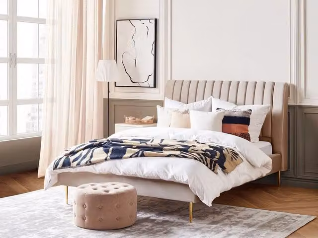 Letto imbottito Beliani in velluto beige e oro con rete a doghe in legno L/P/H: 225 x 140 x 124 cm