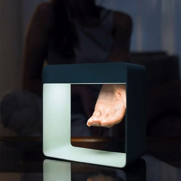 Linea Light Dama Lampada da tavolo ricaricabile in metallo nera con LED luce bianca calda e sensore di movimento