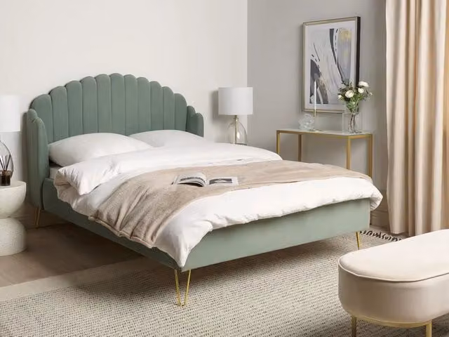Letto matrimoniale Beliani in velluto verde con testiera a conchiglia e gambe in metallo oro L/P/H: 140 x 200 cm