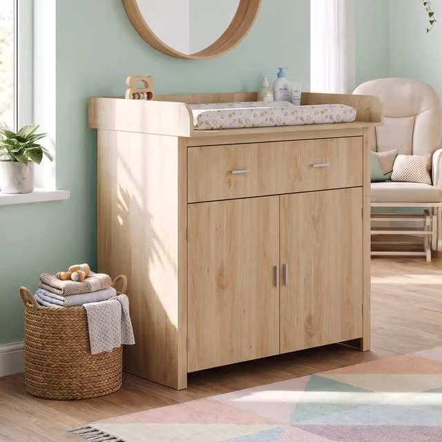 Comò Starler con piano fasciatoio rimovibile en.casa, colore marrone e beige, L: 104 cm, P: 96 cm, H: 77 cm