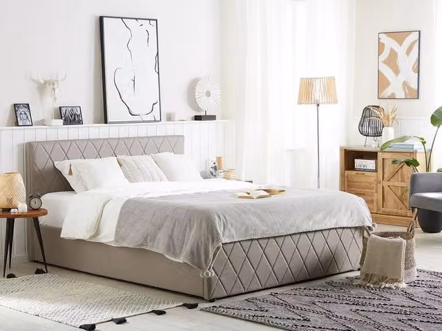 Letto contenitore Beliani con base a sollevamento e testiera trapuntata, rivestimento in ecopelle e velluto, L/P/H: 180 x 200 x 214 cm, colori grigio o beige
