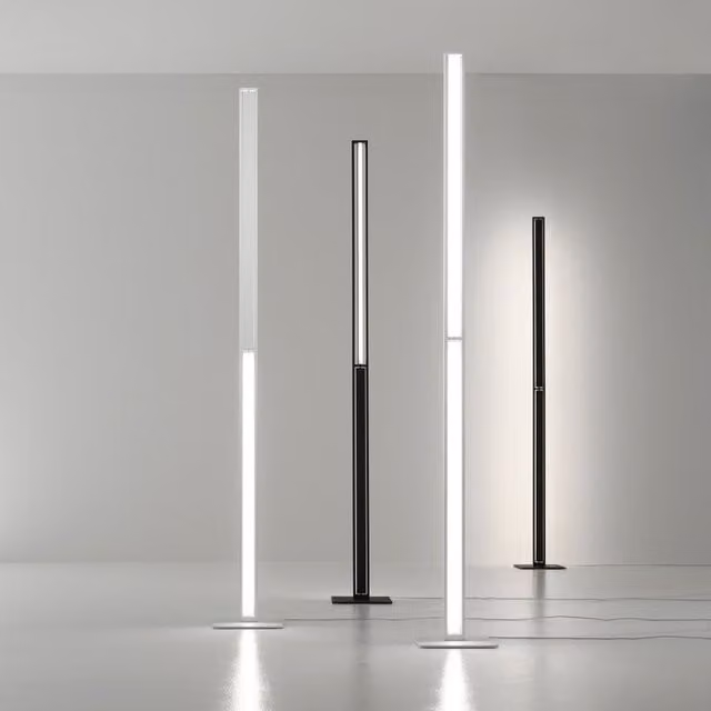 Lampada da terra LED Stilnovo Tablet, regolabile e dimmerabile, disponibile in bianco o nero