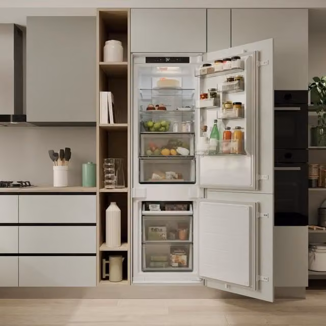 Frigorifero combinato da incasso Candy CNBQT3518E Total No Frost, colore Bianco, con tecnologia WiFi e apertura reversibile, Classe E, capacità 248 l