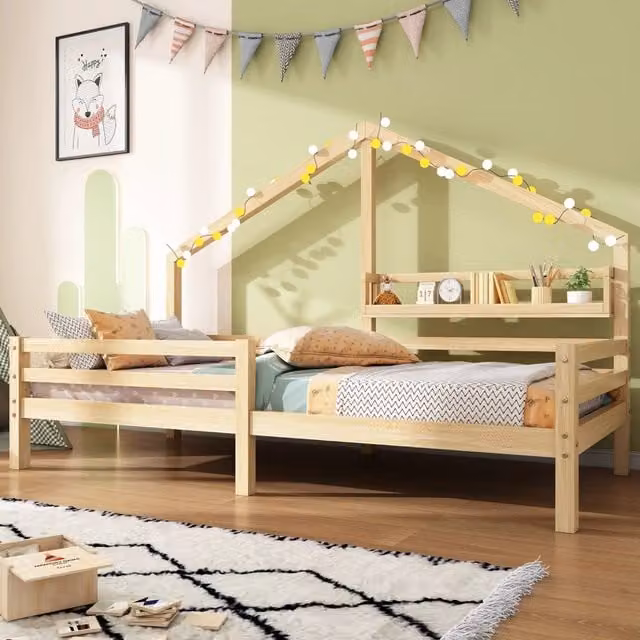 Letto a casetta per bambini in legno di pino naturale con libreria e scomparti laterali, colori bianco e sabbia, L/P/H: 200 x 90 x 138,5 cm