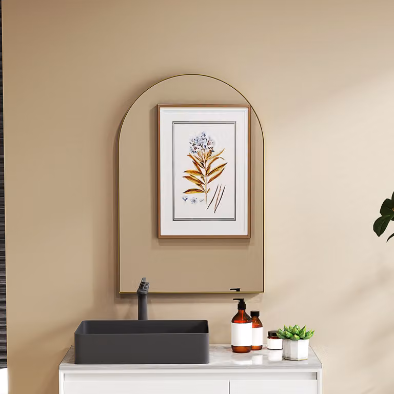 Specchio da parete arrotondato HOMCOM con cornice in lega di alluminio oro, L: 60 cm, H: 90 cm