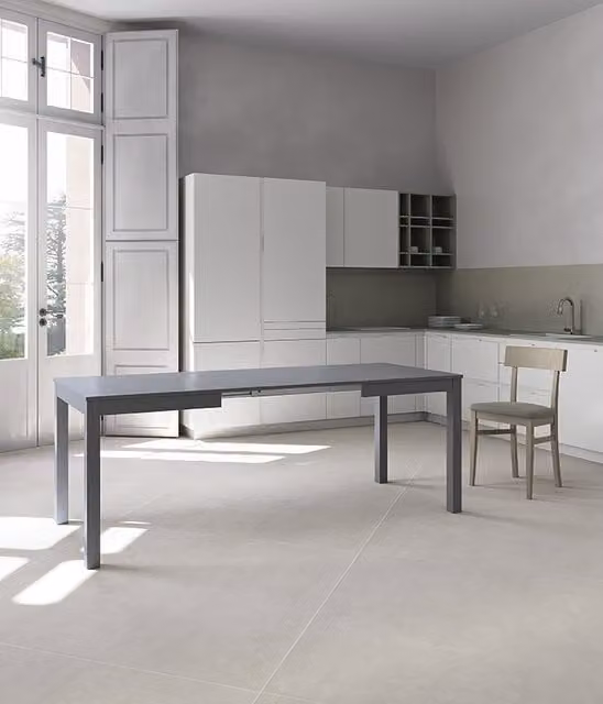 Tavolo allungabile moderno E-Stylo Stones in MDF laminato grigio opaco con gambe in faggio, L: 80 x P: 130/210 x H: 76 cm