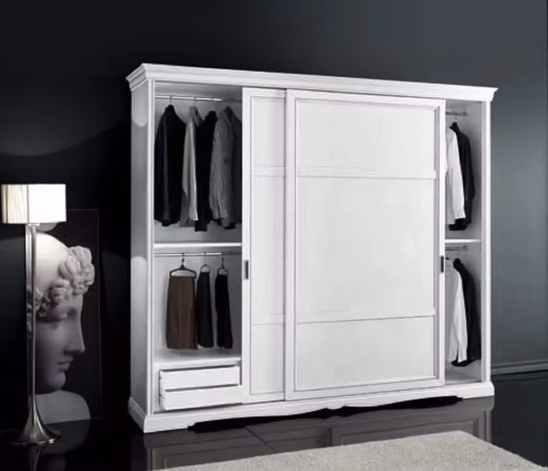 Camera da letto completa in legno massello Mobili 2G finitura bianco opaco con letto 160x200 cm, armadio, cassettiera, comodino e specchio