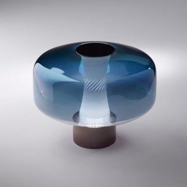Italamp Solene Lampada da tavolo in vetro con luce LED warm white disponibile in blu, bianco o nero con finiture oro/ottone