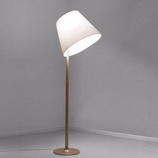 Artemide Melampo Mega Piantana da terra regolabile in metallo bianco e oro/ottone con luce LED per la lettura