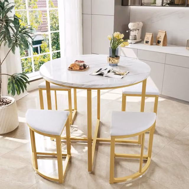 Set da pranzo moderno OKWISH composto da tavolo rotondo e 4 sedie, piano in MDF laminato lucido e struttura in metallo, bianco e oro, Diametro: 80 cm, Altezza: 75 cm