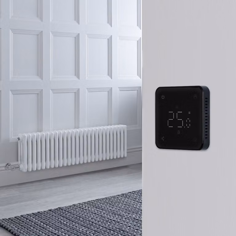 Radiatore Elettrico di Design Regent a 3 Colonne, Bianco, con Termostato Wifi Retroilluminato Nero, L: 119 cm, H: 30 cm