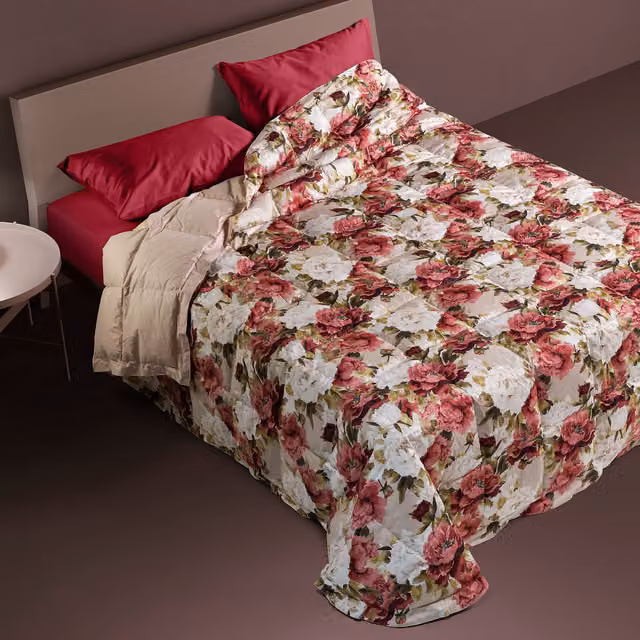 Trapunta in piuma DaunenStep con fantasia floreale multicolore rosa, traspirante e termoregolatrice per adulti