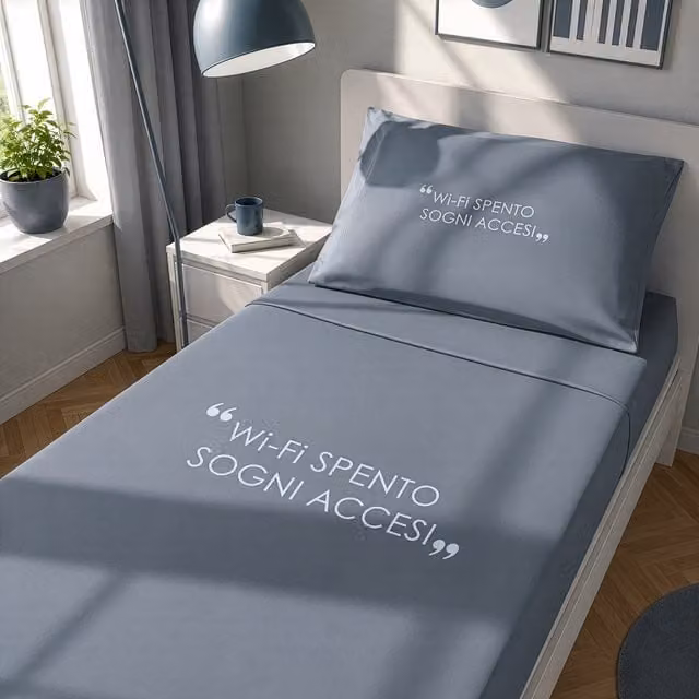 Completo letto singolo KASANOVA in cotone Quotes denim blu, include lenzuolo piano, lenzuolo con angoli e federa, 90x190 cm