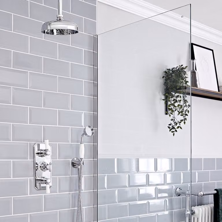 Sistema Termostatico Elizabeth HudsonReed per Doccia e Vasca con Soffione da 300 mm, Doccetta e Braccio a Soffitto, Cromo e Bianco