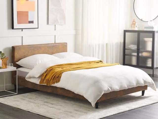 Letto matrimoniale Beliani in finta pelle marrone con rete a doghe in legno, stile moderno, L/P/H: 140 x 200 x 220 cm
