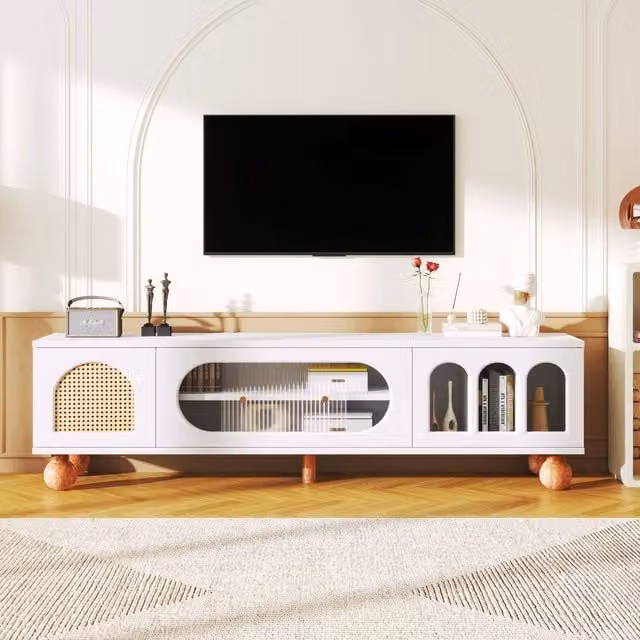 Mobile TV moderno GL Store bianco con anta scorrevole in vetro, dettagli in rattan e piedini in legno massiccio