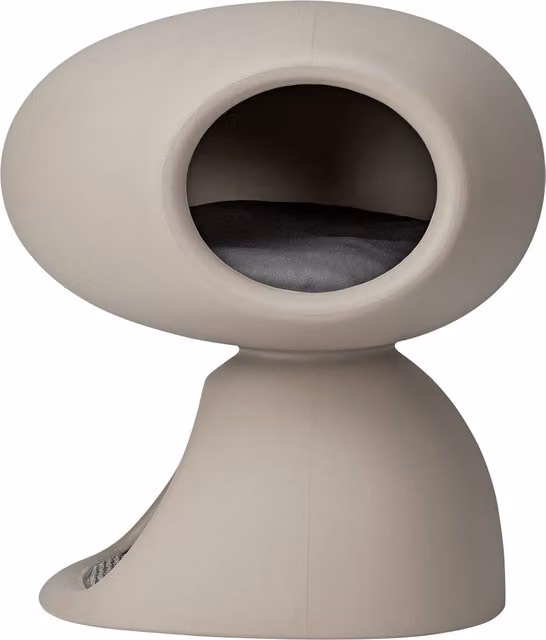 Cuccia a grotta per gatti Qeeboo con giocattoli integrati in polietilene opaco, disponibile nei colori grigio e beige