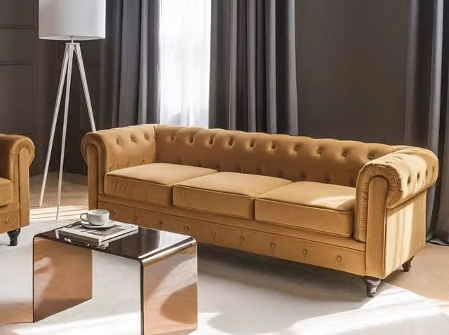 Divano Chesterfield Beliani a 3 posti in velluto dorato con gambe in legno nero L: 204 cm, P: 81 cm, H: 70 cm