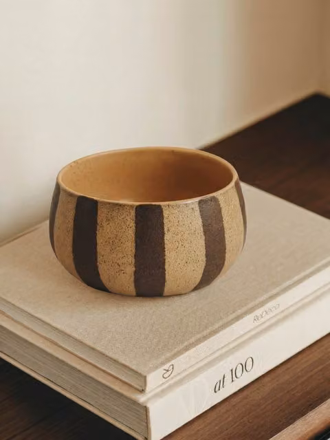 Lampada da tavolo a stelo con base in ceramica decorata a righe Kenay Home, disponibile nei colori beige, nero o marrone