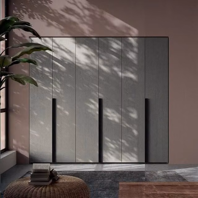 Armadio Coco a 6 ante battenti con maniglie nero opaco, colore cemento, L: 276 cm, P: 60,3 cm, H: 250 cm