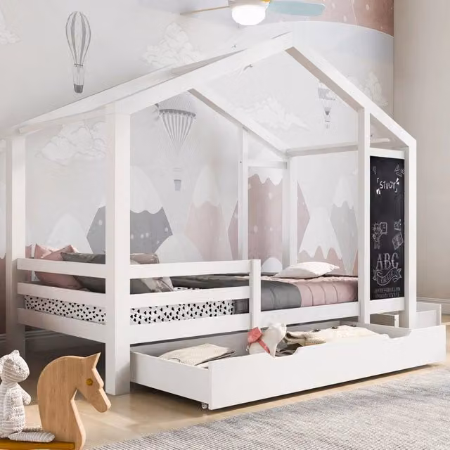 Letto a casetta singolo OKWISH in legno massiccio bianco con lavagna, 2 cassetti e barriera, L/P/H: 207.5 x 90 x 120 cm