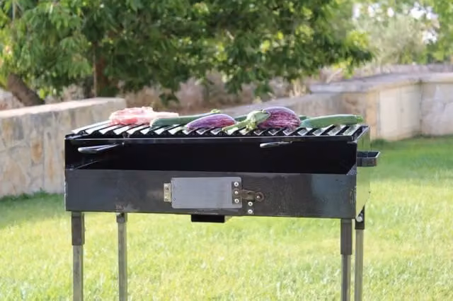 Barbecue in ferro pesante nero con griglia regolabile in acciaio inox per carbone L: 70 cm, P: 35 cm