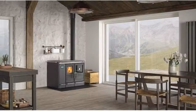 Termostufa a Legna Sierra La Nordica in Ghisa e Smalto Nero con Sistema Vaso Aperto Circuito Chiuso