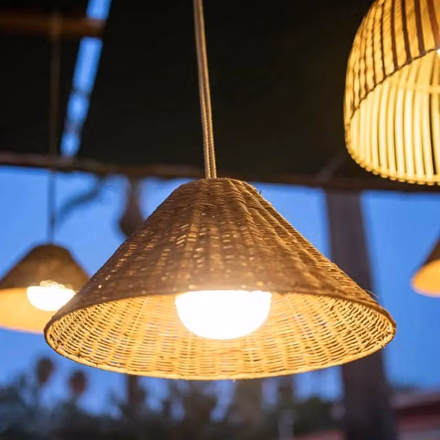 LÚZETE Lampada a sospensione in rattan per esterni con batteria ricaricabile, colore marrone, stile boho, con luce LED bianco caldo e telecomando