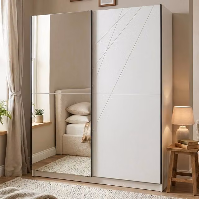 Armadio da camera da letto moderno DMORA con ante scorrevoli in vetro e legno, finitura bianco opaco, H 210 cm x L 217 cm