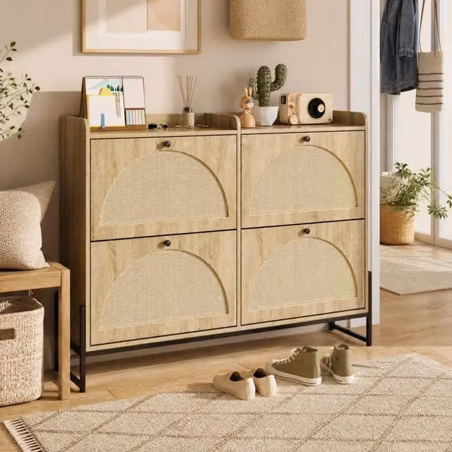 Scarpiera Mivray in stile scandinavo per ingresso con ante in rattan, maniglie nere e piedini metallici dorati, colore beige